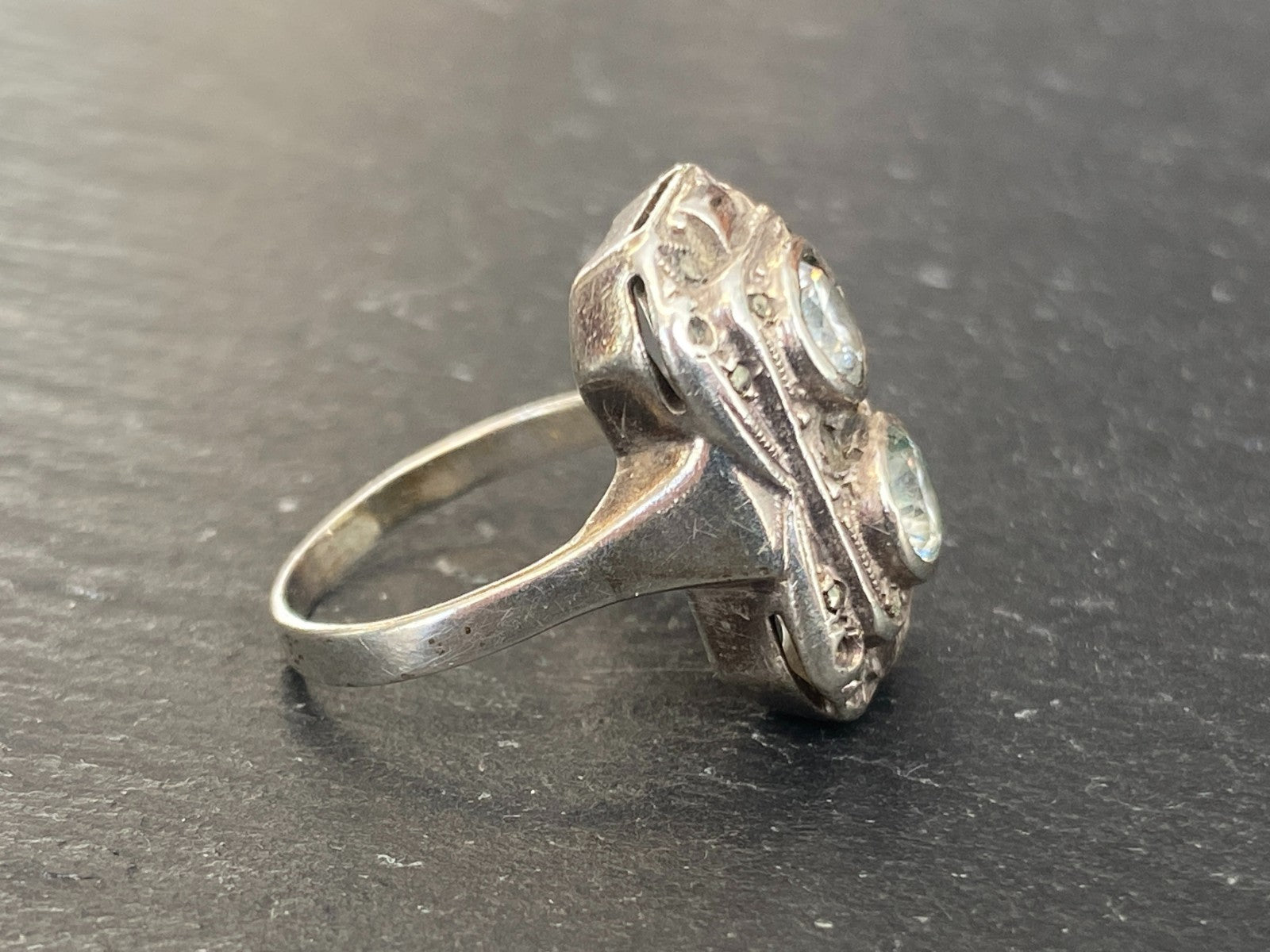 Antiker Art Deco Ring aus Silber mit Glassteinen Grösse 47