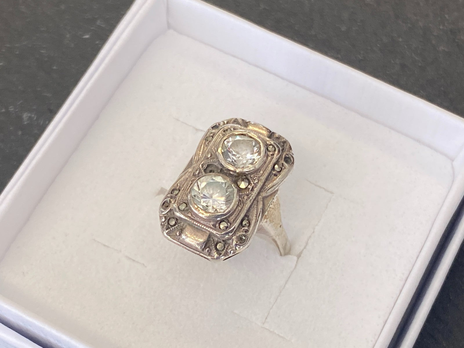 Antiker Art Deco Ring aus Silber mit Glassteinen Grösse 47