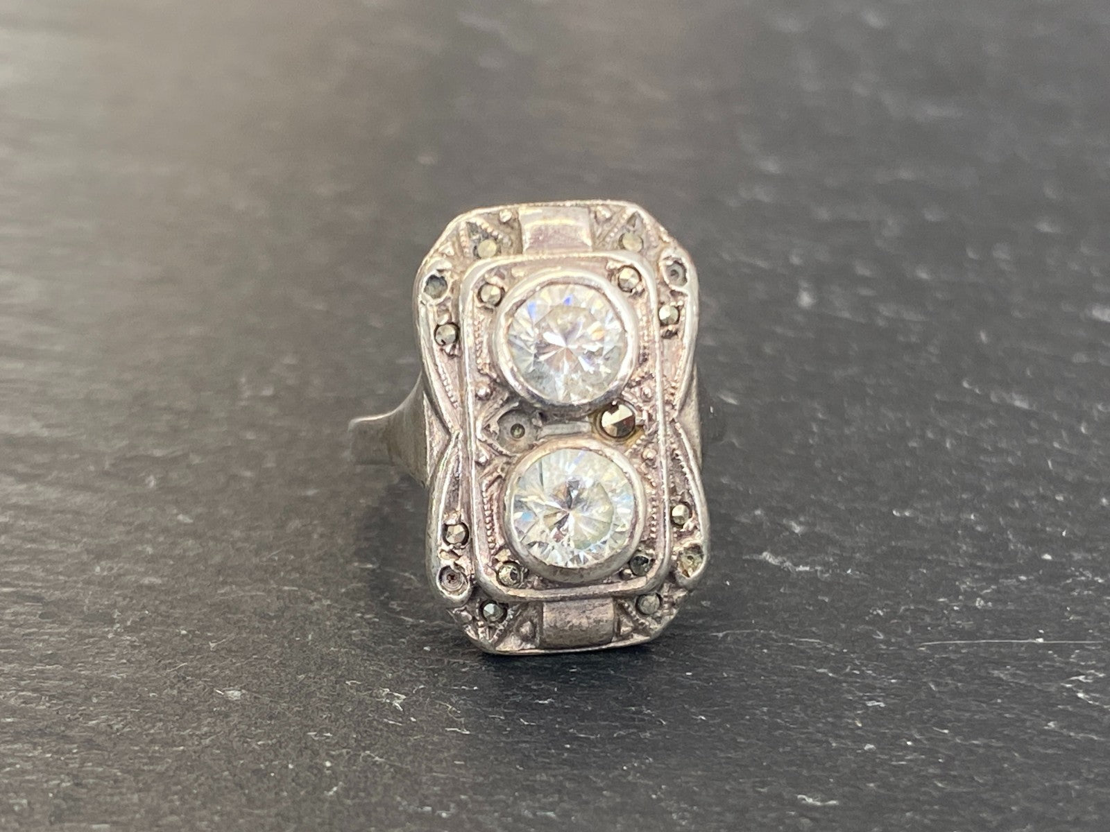 Antiker Art Deco Ring aus Silber mit Glassteinen Grösse 47