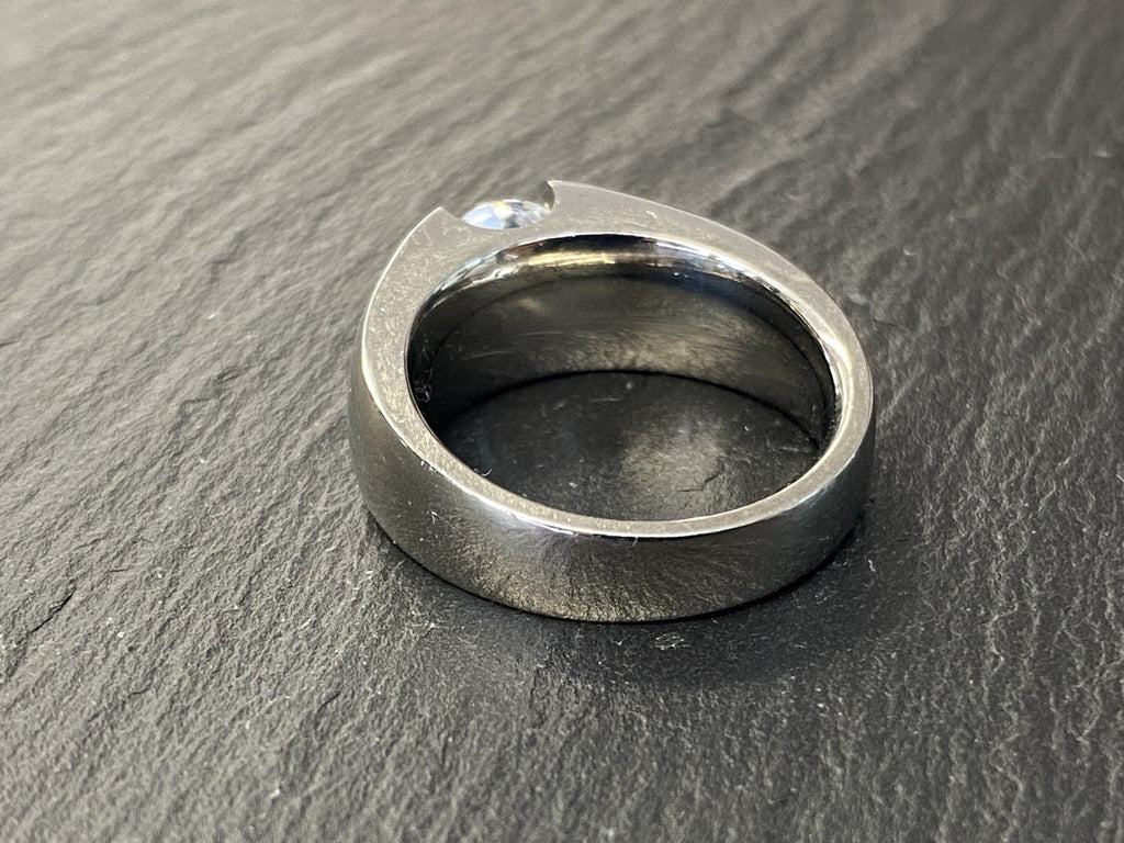 Eleganter Ring aus Titan Cubic Zirkonia Grösse 56