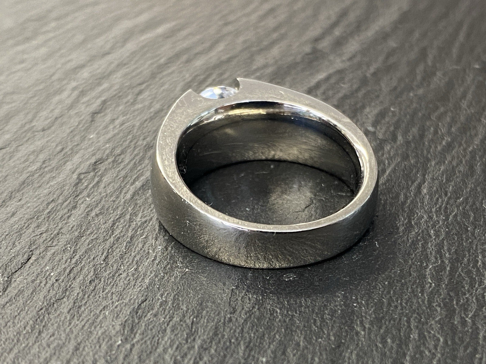 Eleganter Ring aus Titan Cubic Zirkonia Grösse 56