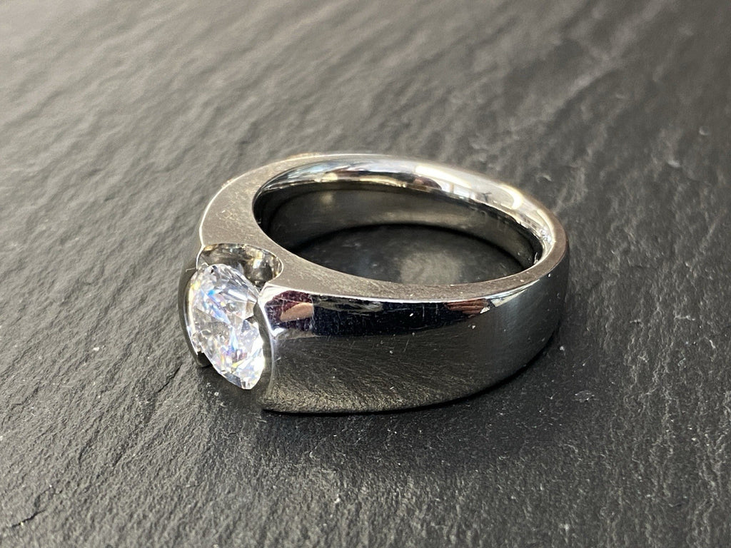 Eleganter Ring aus Titan Cubic Zirkonia Grösse 56