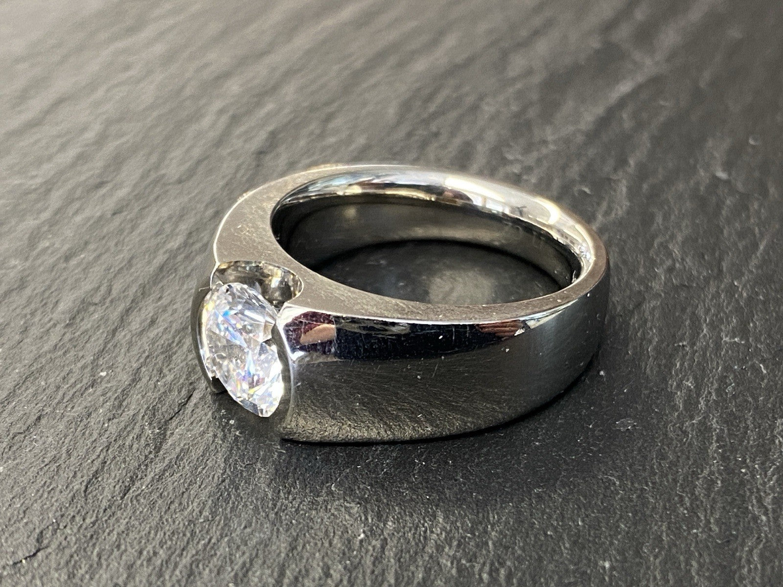 Eleganter Ring aus Titan Cubic Zirkonia Grösse 56
