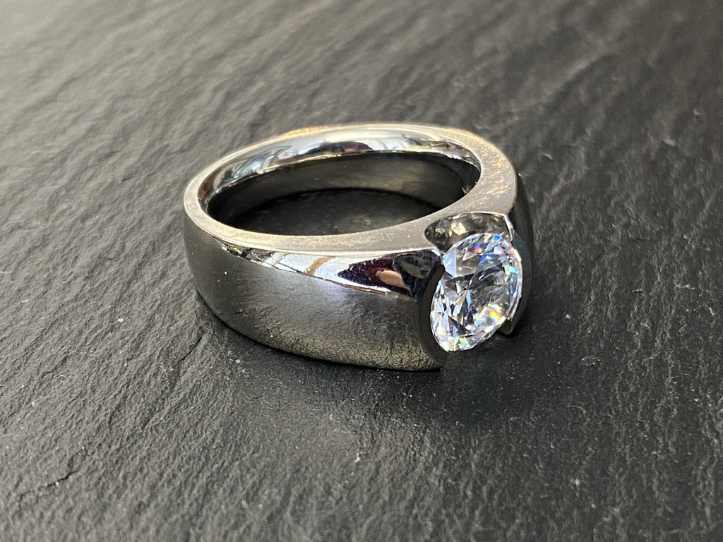 Eleganter Ring aus Titan Cubic Zirkonia Grösse 56