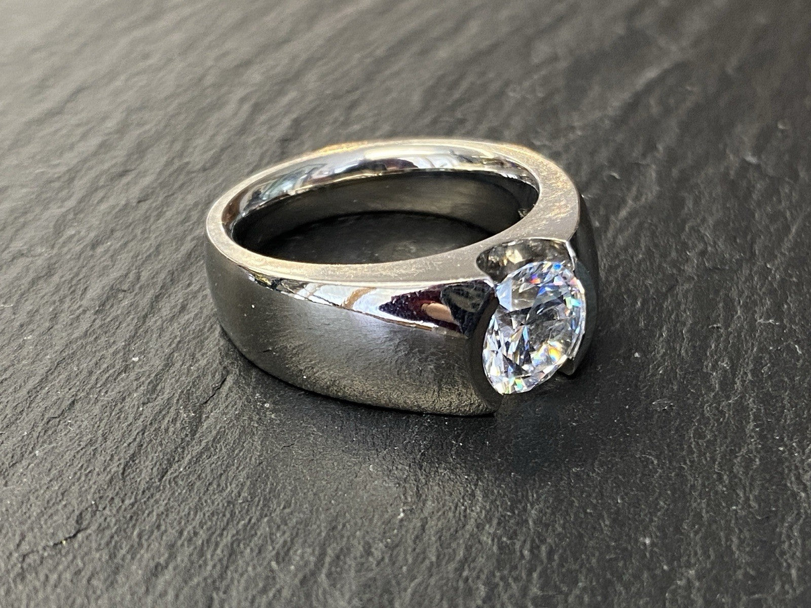 Eleganter Ring aus Titan Cubic Zirkonia Grösse 56