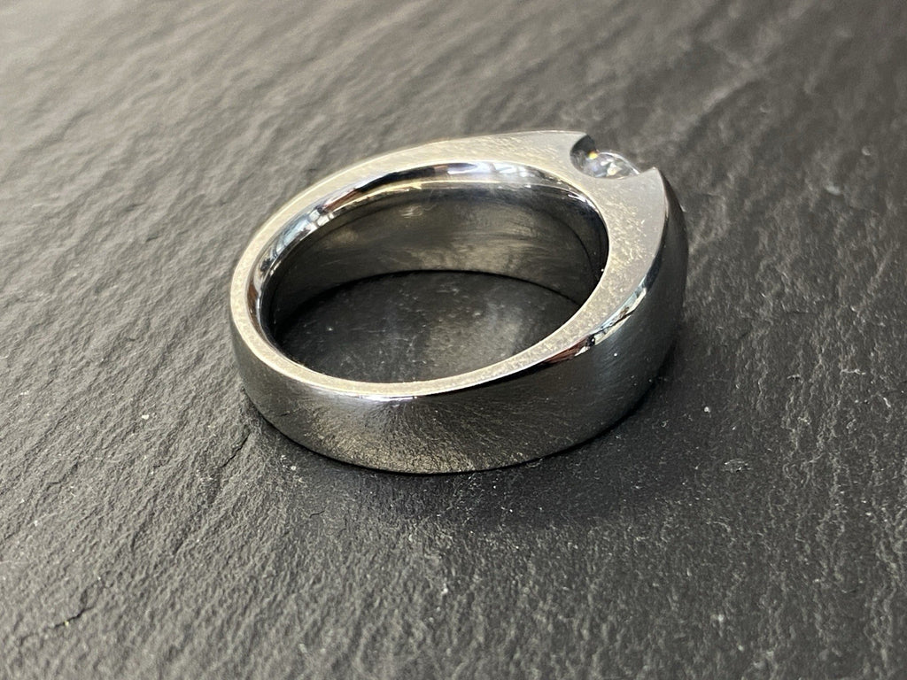 Eleganter Ring aus Titan Cubic Zirkonia Grösse 56
