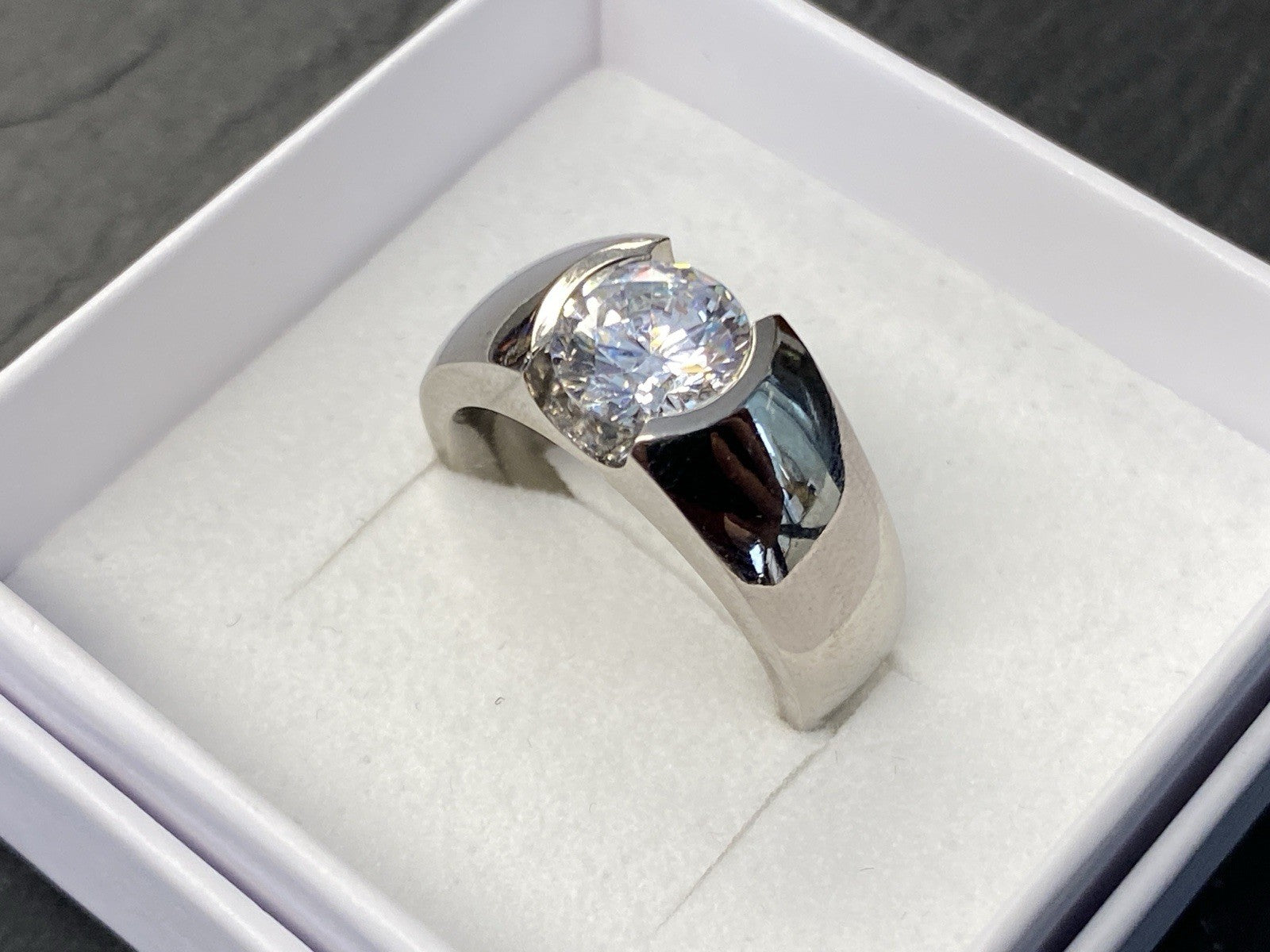Eleganter Ring aus Titan Cubic Zirkonia Grösse 56