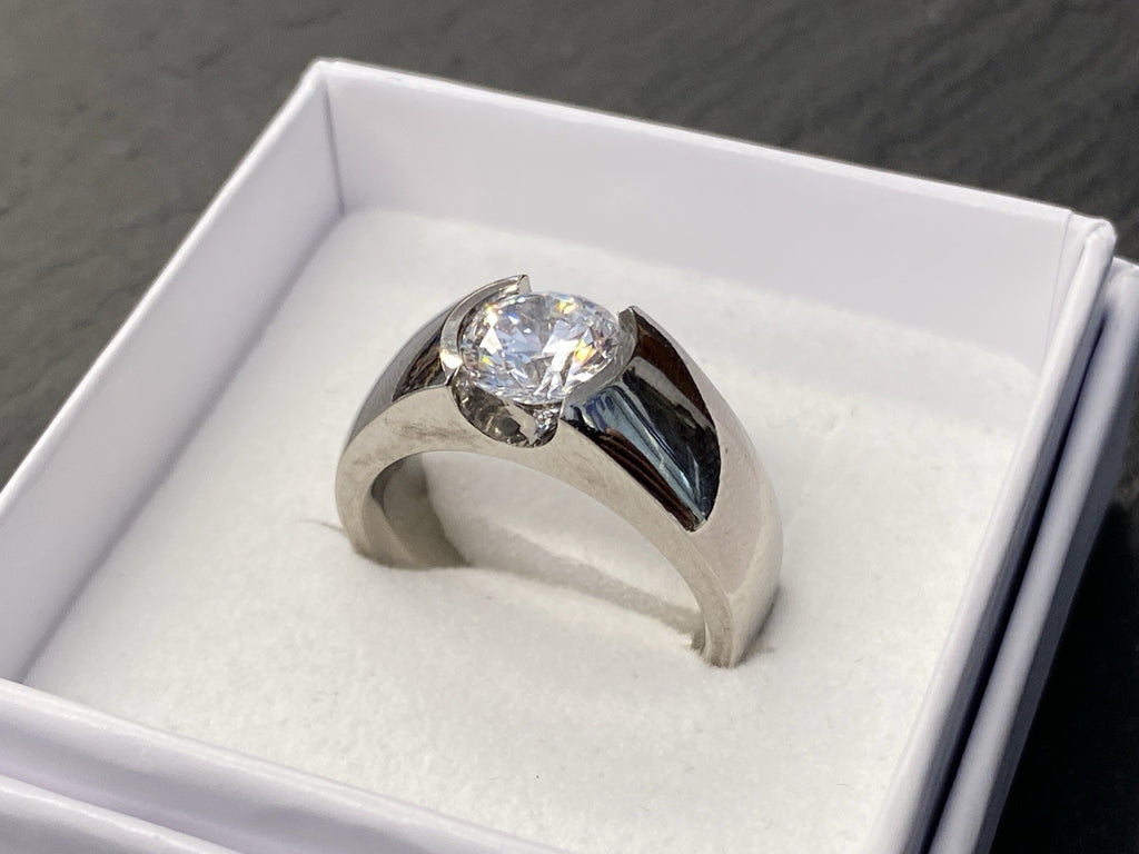 Eleganter Ring aus Titan Cubic Zirkonia Grösse 56