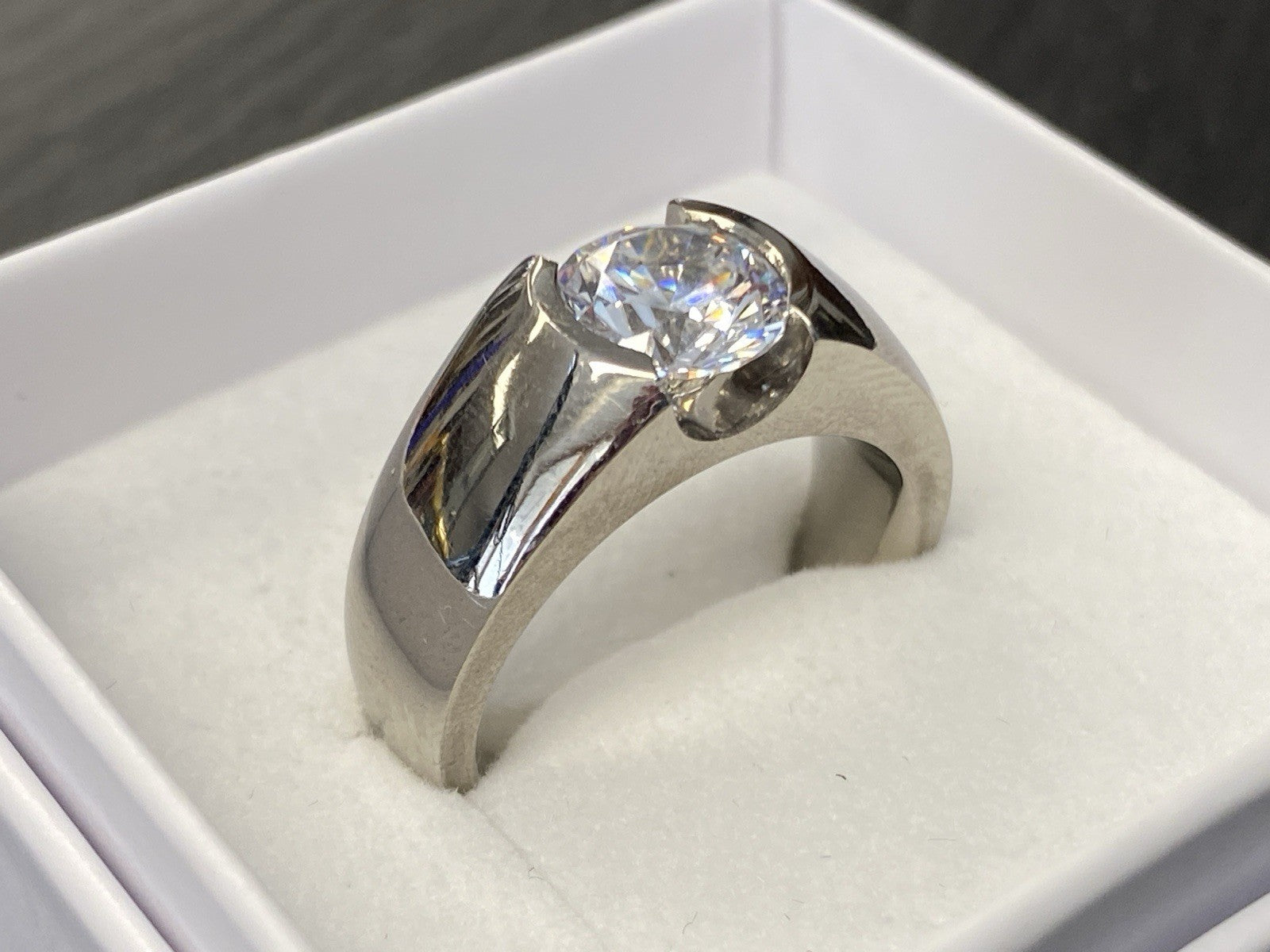 Eleganter Ring aus Titan Cubic Zirkonia Grösse 56