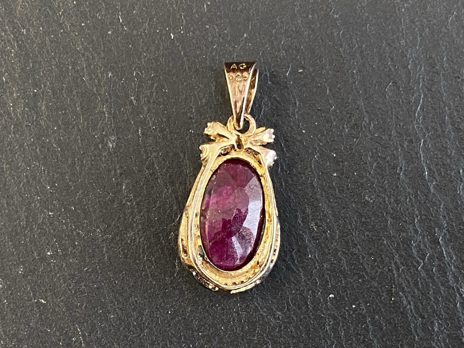 Eleganter Anhänger aus Sterling Silber 925 vergoldet mit Rubin Ca. 7,67ct