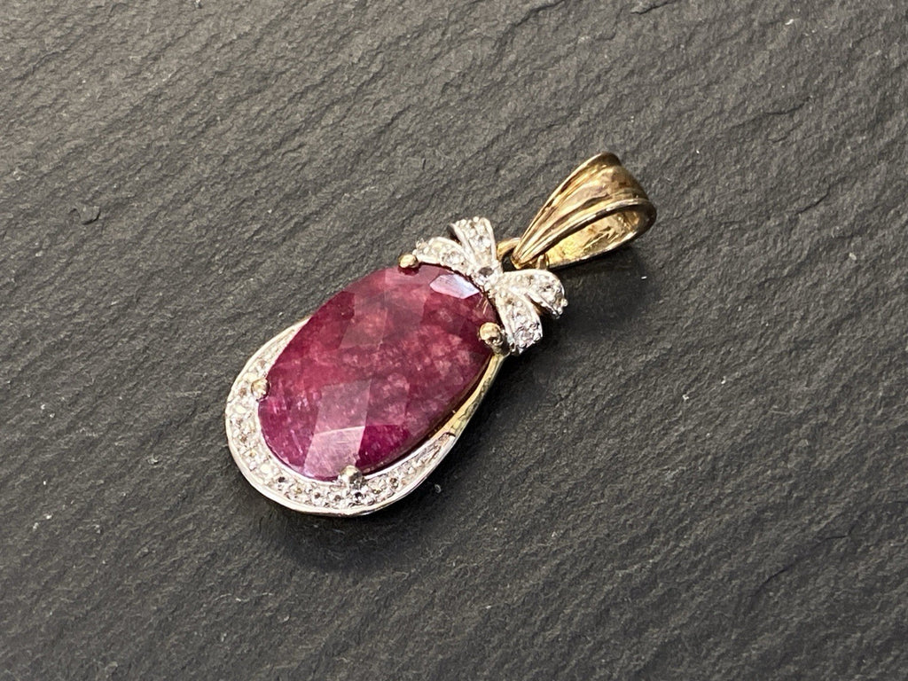 ELEGANTER ANHÄNGER AUS STERLING SILBER 925 VERGOLDET MIT RUBIN ca. 7,67ct