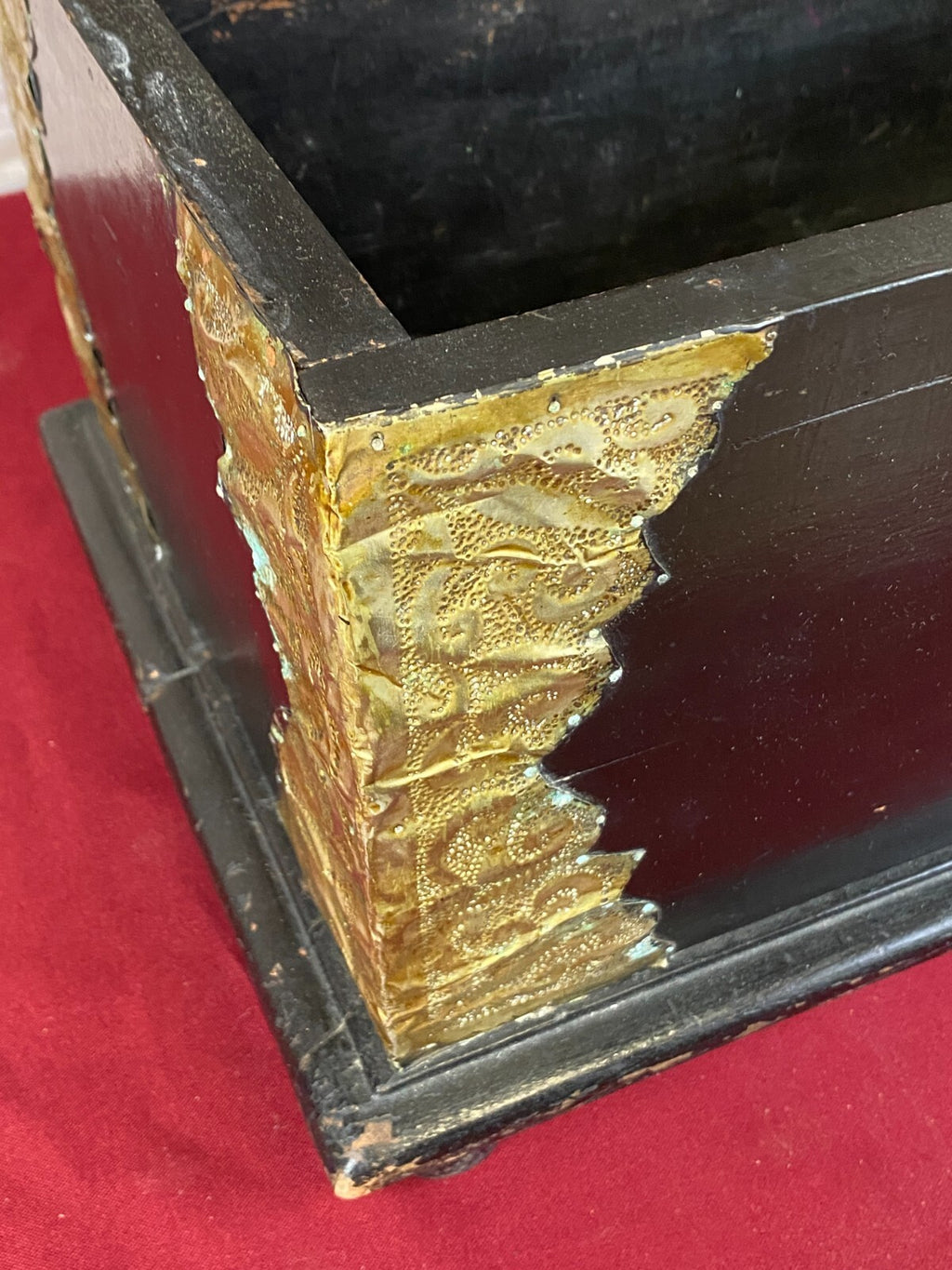 Antike Kolonial Kiste aus Holz mit Messingbeschlägen um 1880 Truhe
