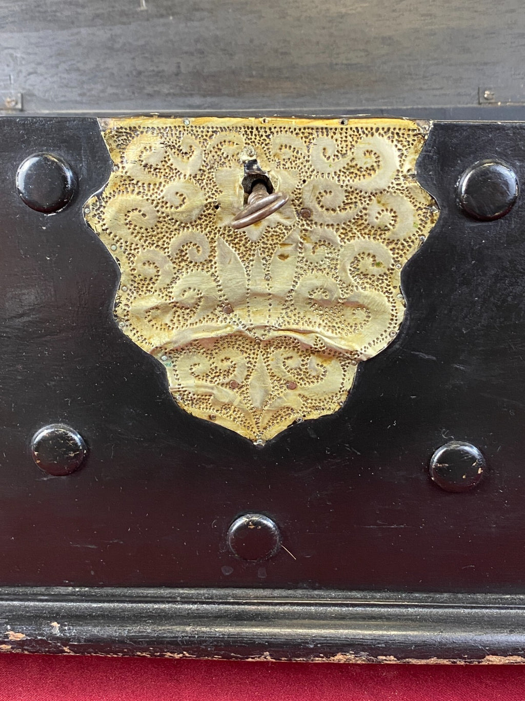 Antike Kolonial Kiste aus Holz mit Messingbeschlägen um 1880 Truhe
