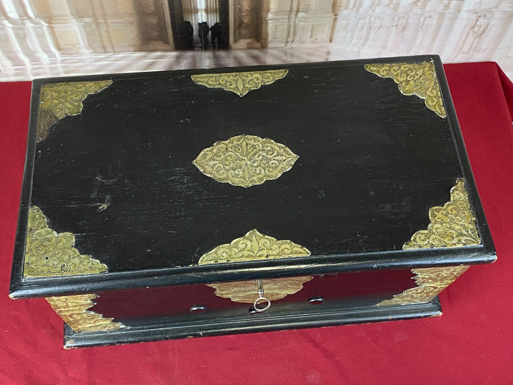Antike Kolonial Kiste aus Holz mit Messingbeschlägen um 1880 Truhe