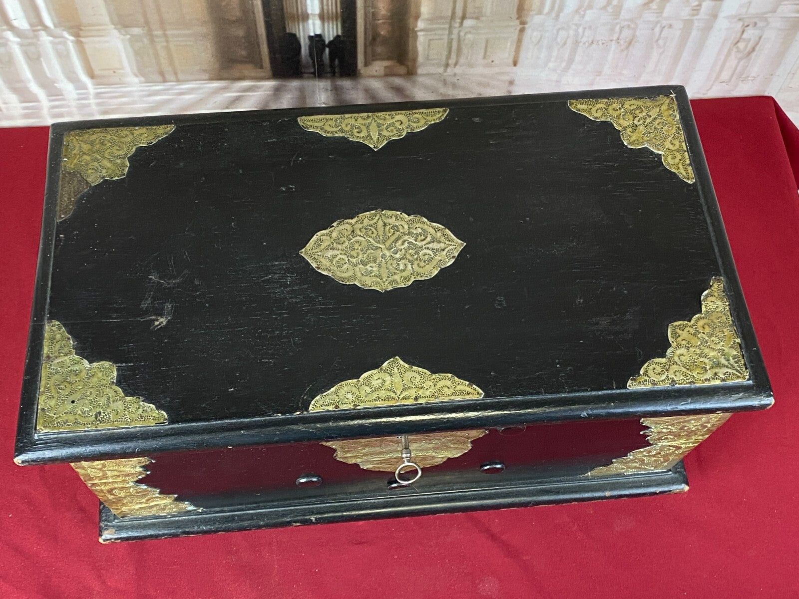 Antike Kolonial Kiste aus Holz mit Messingbeschlägen um 1880 Truhe