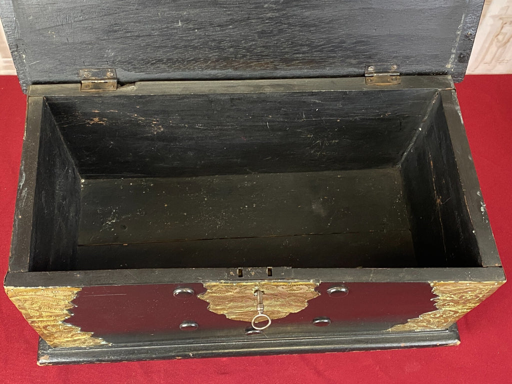 Antike Kolonial Kiste aus Holz mit Messingbeschlägen um 1880 Truhe