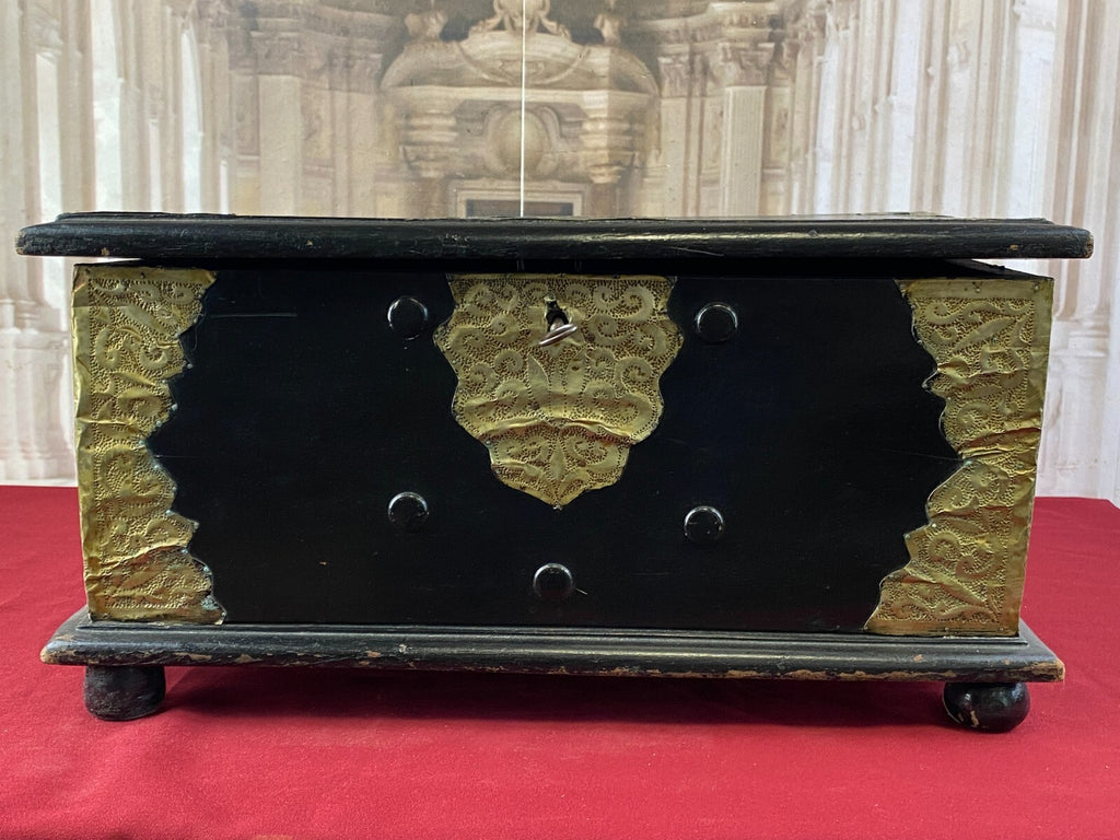 Antike Kolonial Kiste aus Holz mit Messingbeschlägen um 1880 Truhe