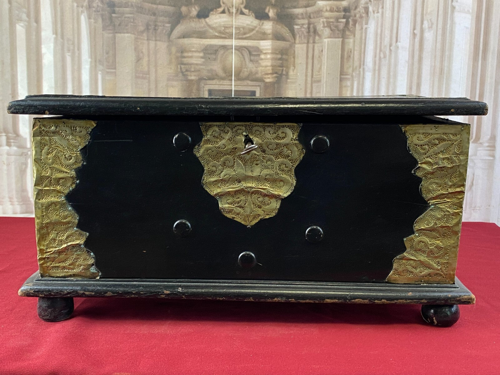 Antike Kolonial Kiste aus Holz mit Messingbeschlägen um 1880 Truhe