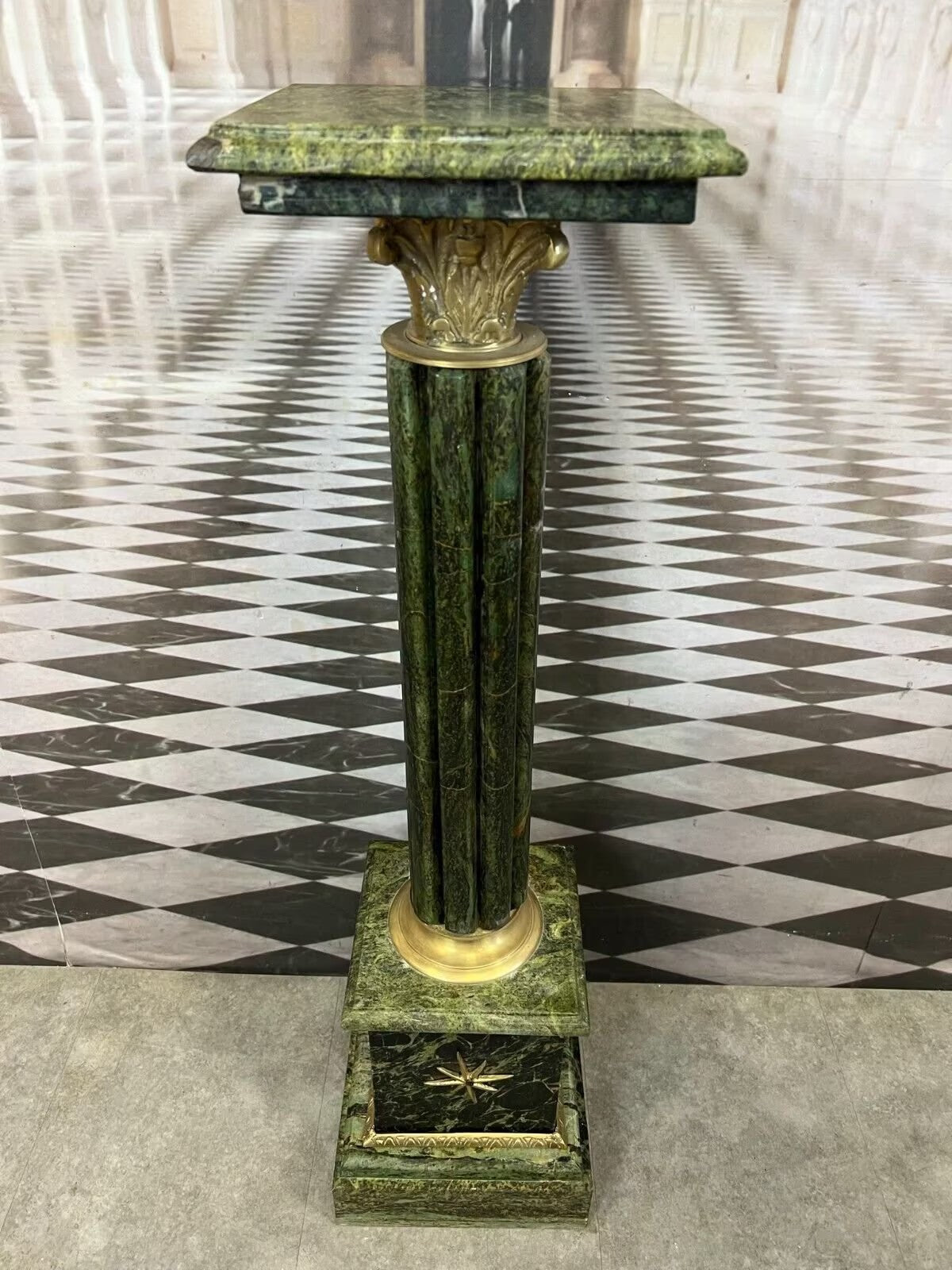 Paar Marmor Säulen Messing Ornamente antikes Vorbild