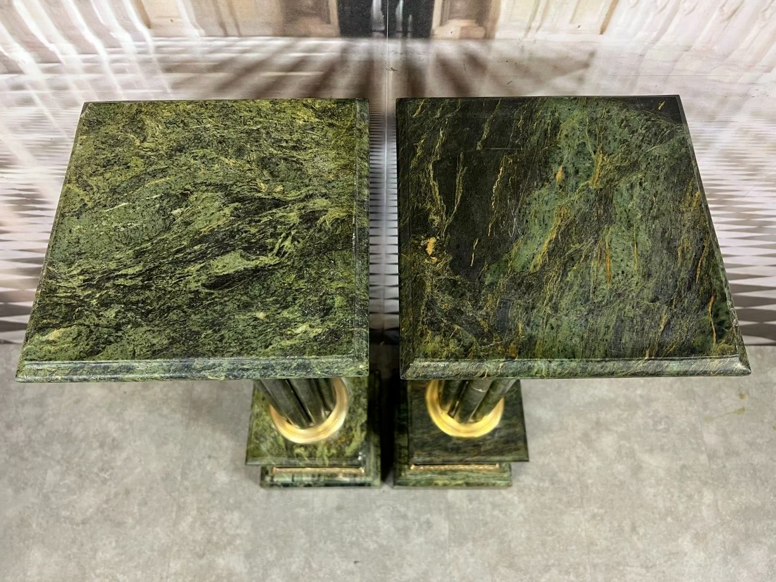 Paar Marmor Säulen Messing Ornamente antikes Vorbild
