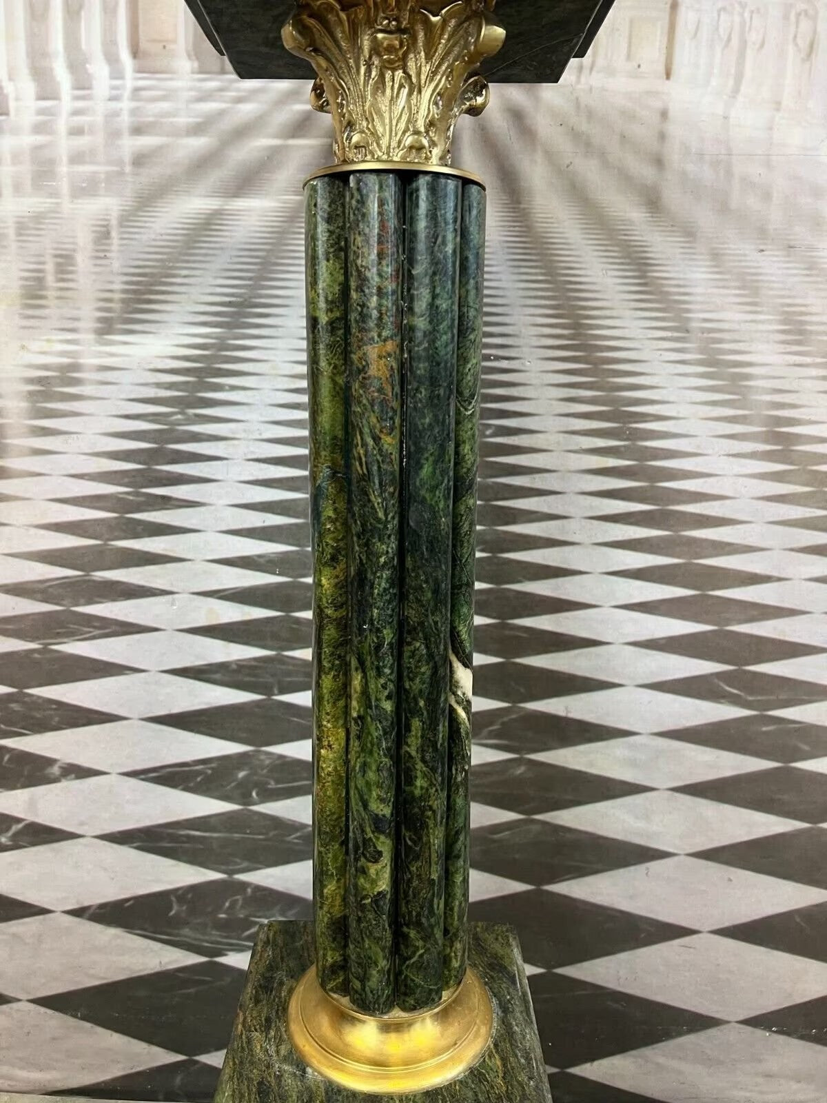 Paar Marmor Säulen Messing Ornamente antikes Vorbild