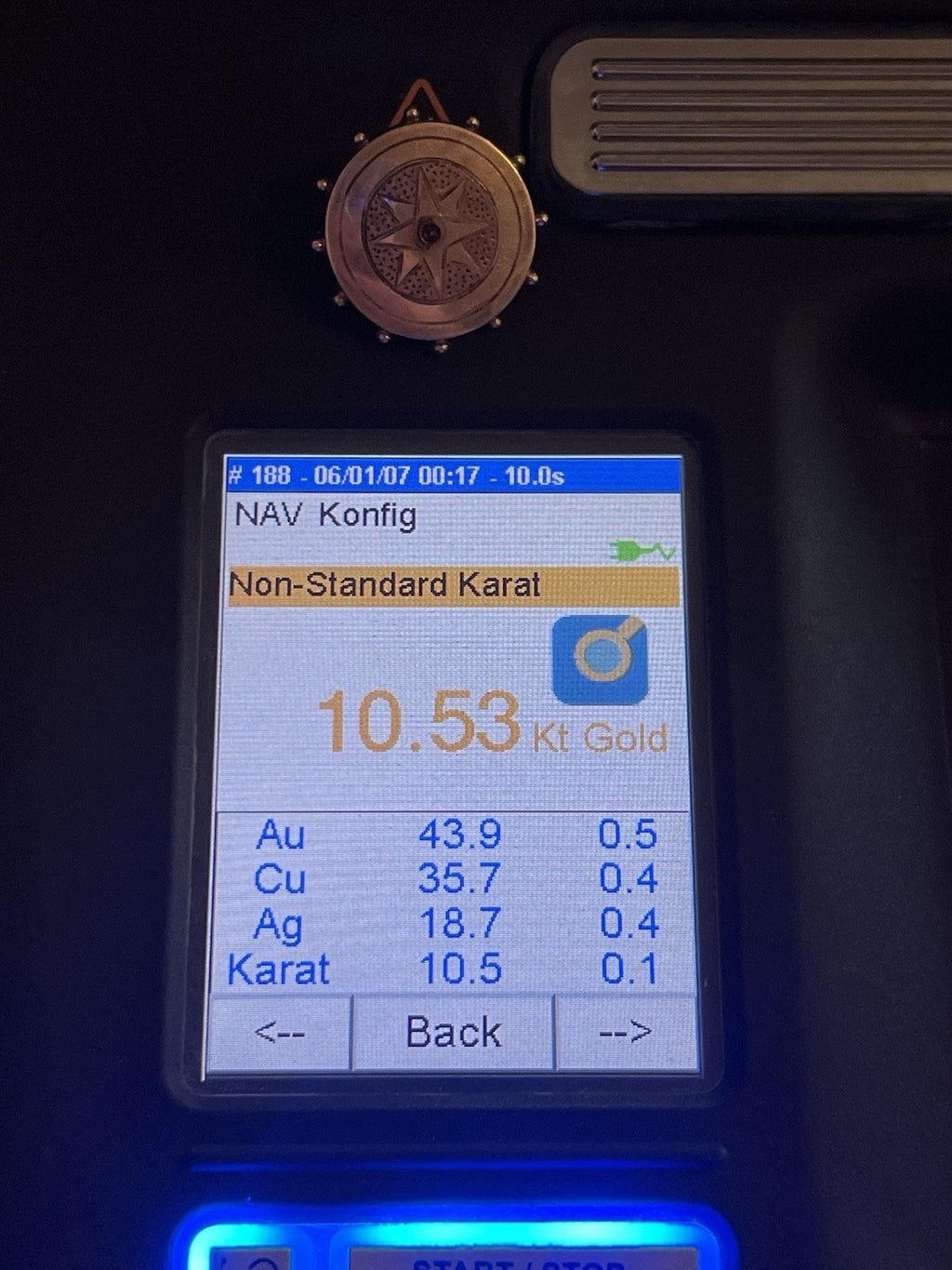 Brosche Anhänger Kette Kettenanhänger Granat Gravur Gravuren Metall vergoldet