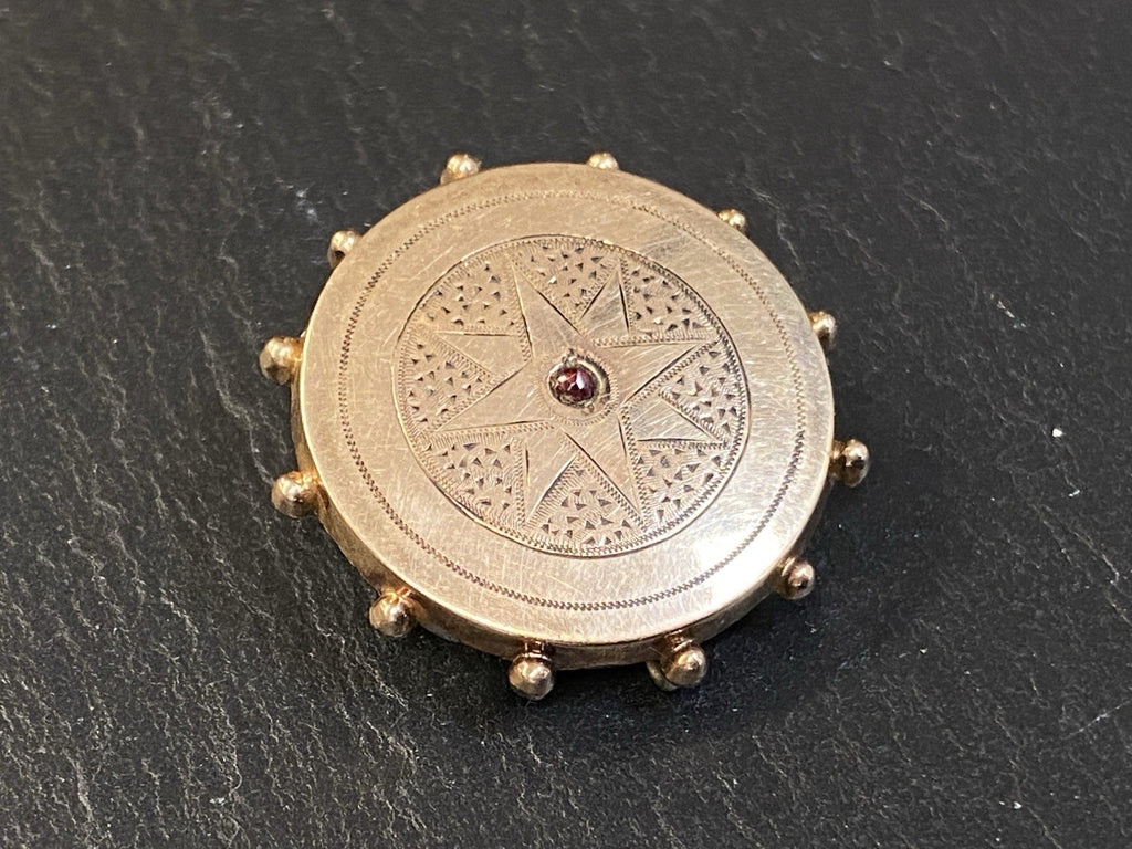 Brosche Anhänger Kette Kettenanhänger Granat Gravur Gravuren Metall vergoldet