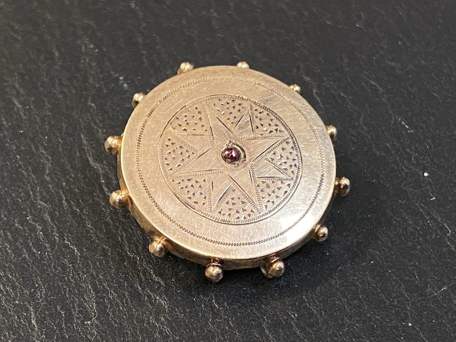 Brosche Anhänger Kette Kettenanhänger Granat Gravur Gravuren Metall vergoldet