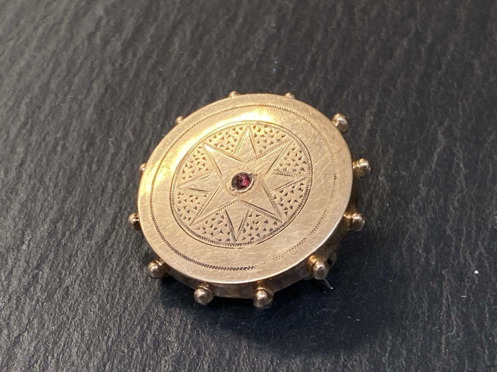 Brosche Anhänger Kette Kettenanhänger Granat Gravur Gravuren Metall vergoldet
