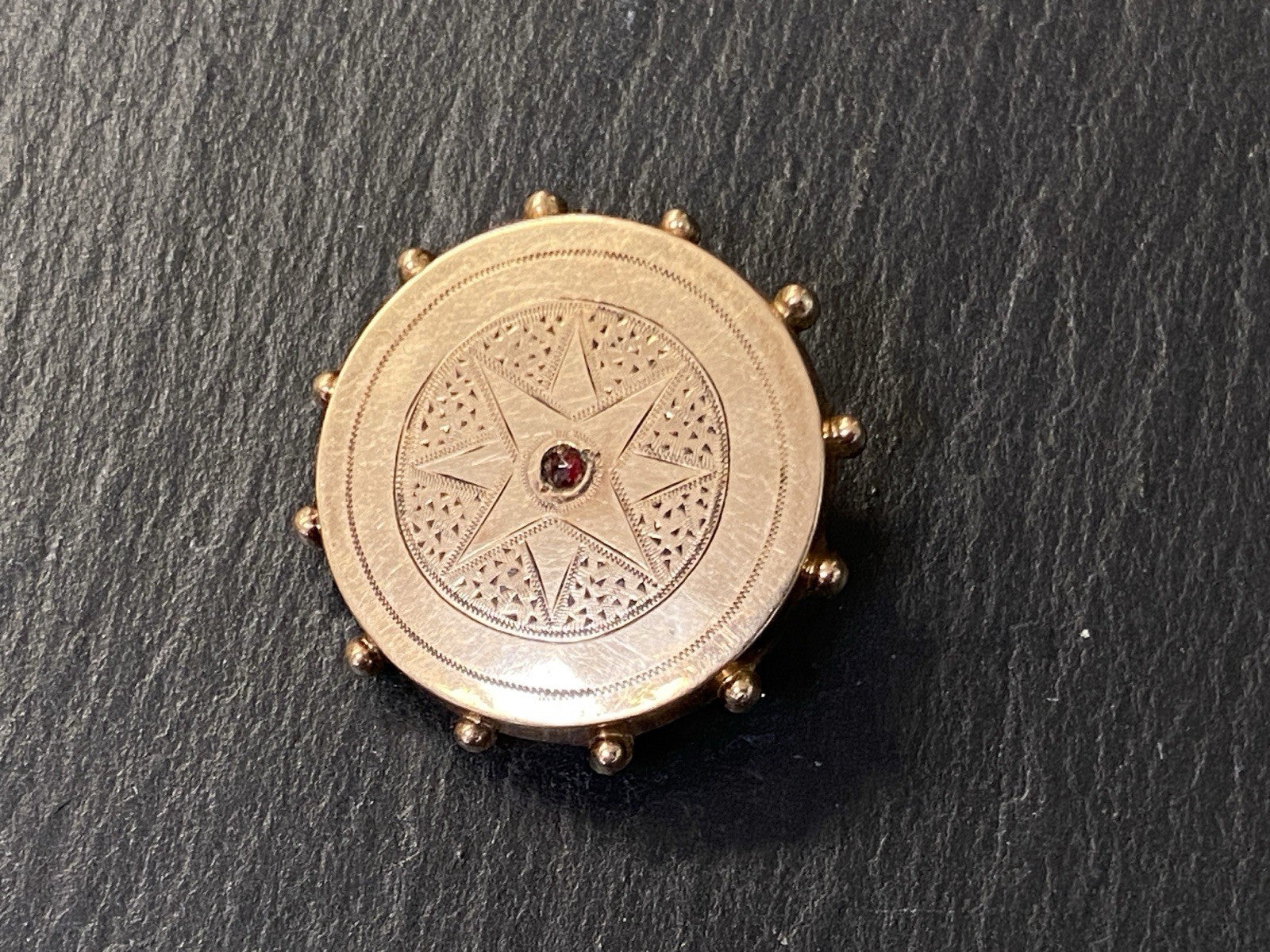 Brosche Anhänger Kette Kettenanhänger Granat Gravur Gravuren Metall vergoldet