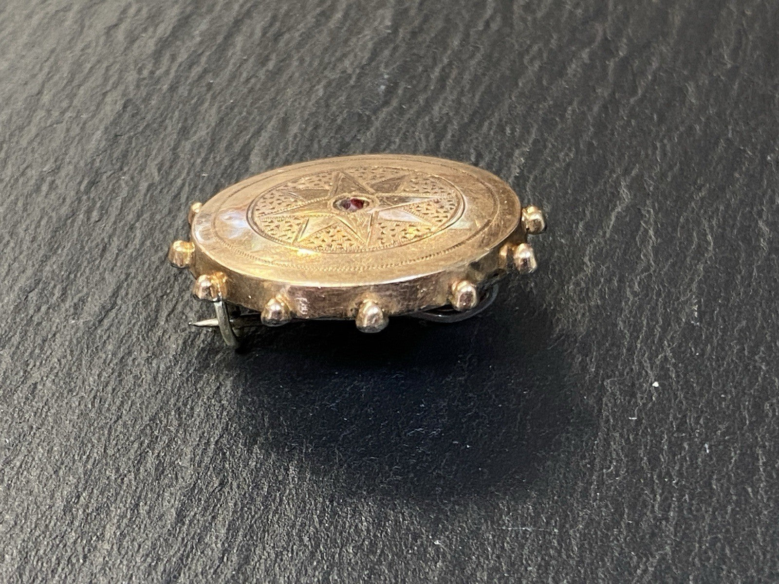 Brosche Anhänger Kette Kettenanhänger Granat Gravur Gravuren Metall vergoldet