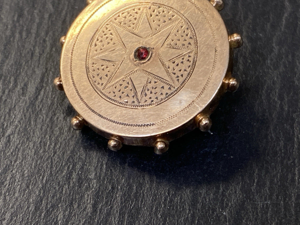 Brosche Anhänger Kette Kettenanhänger Granat Gravur Gravuren Metall vergoldet