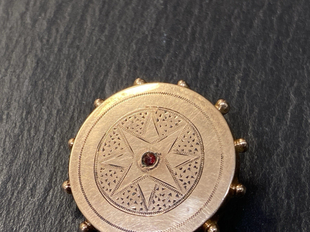 Brosche Anhänger Kette Kettenanhänger Granat Gravur Gravuren Metall vergoldet