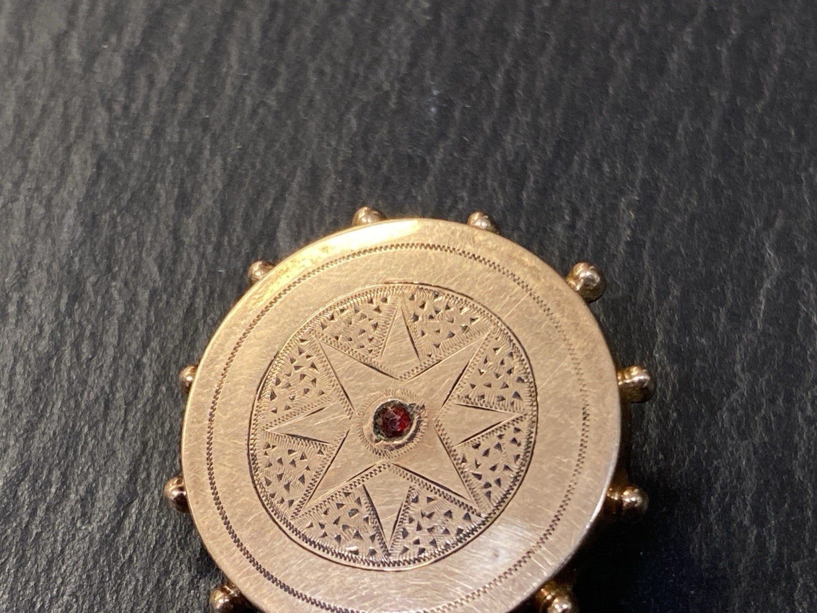 Brosche Anhänger Kette Kettenanhänger Granat Gravur Gravuren Metall vergoldet