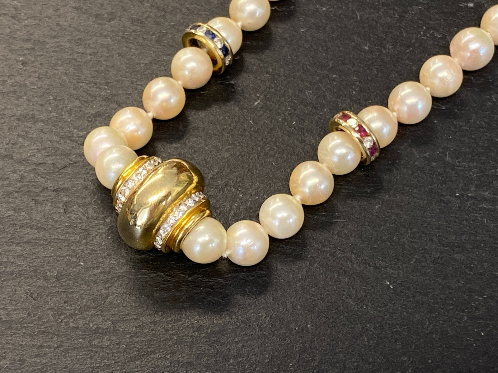 Elegantes Collier Perlenkette mit Elementen aus Gelbgold 14K Diamanten