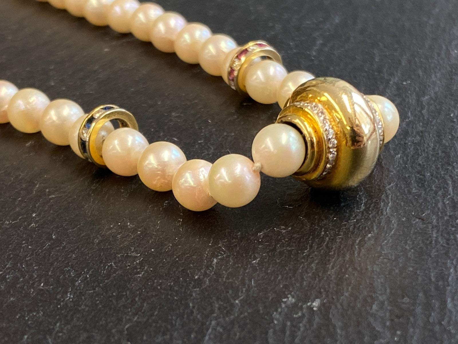Elegantes Collier Perlenkette mit Elementen aus Gelbgold 14K Diamanten