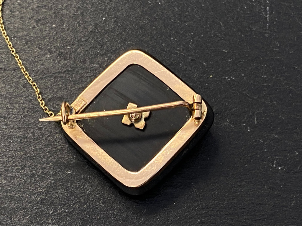Moderne Brosche aus Onyx Fassung aus Gelbgold 585 14K und kleine Perle