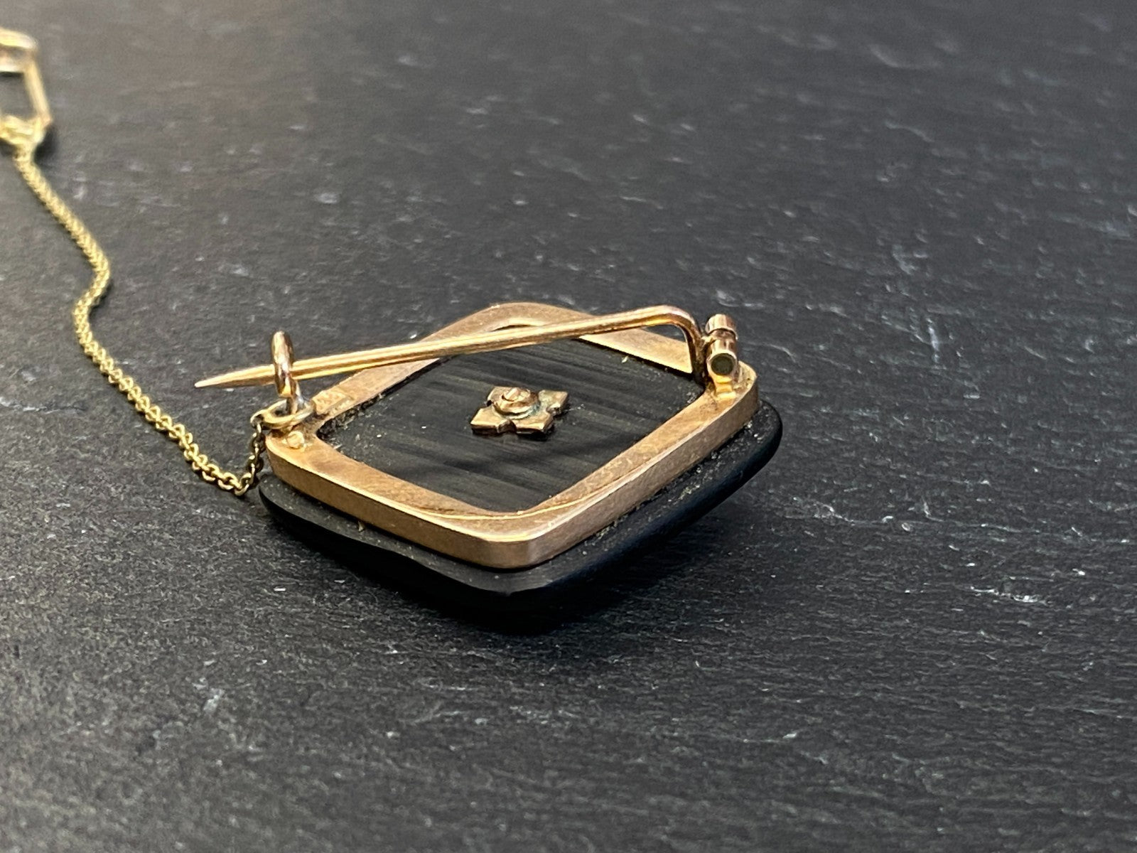 Moderne Brosche aus Onyx Fassung aus Gelbgold 585 14K und kleine Perle