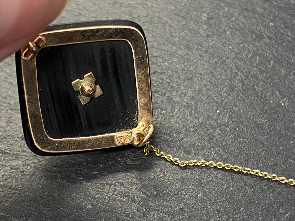 Moderne Brosche aus Onyx Fassung aus Gelbgold 585 14K und kleine Perle