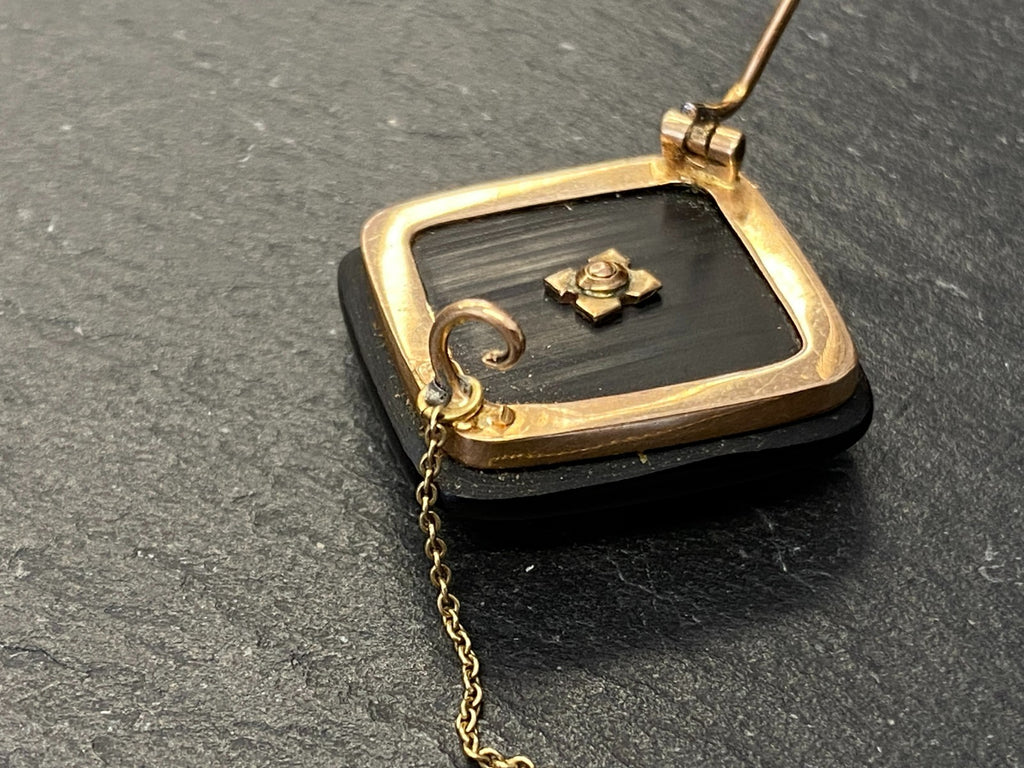 Moderne Brosche aus Onyx Fassung aus Gelbgold 585 14K und kleine Perle