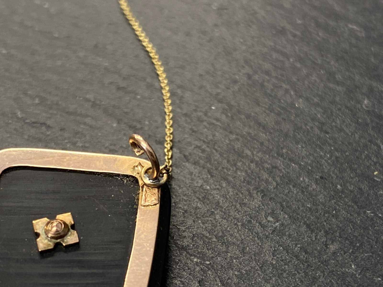 Moderne Brosche aus Onyx Fassung aus Gelbgold 585 14K und kleine Perle
