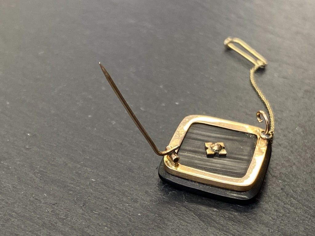 Moderne Brosche aus Onyx Fassung aus Gelbgold 585 14K und kleine Perle