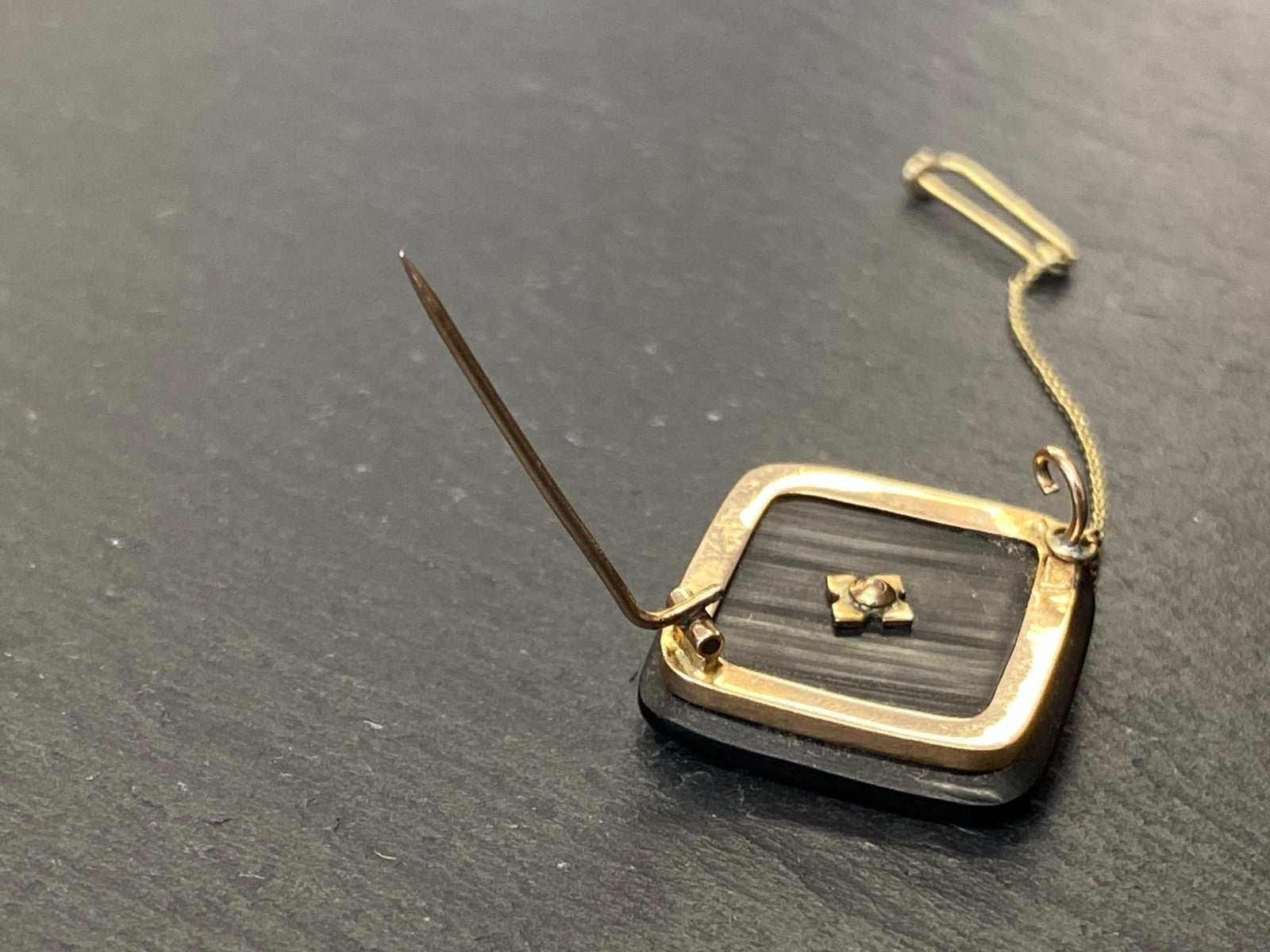 Moderne Brosche aus Onyx Fassung aus Gelbgold 585 14K und kleine Perle