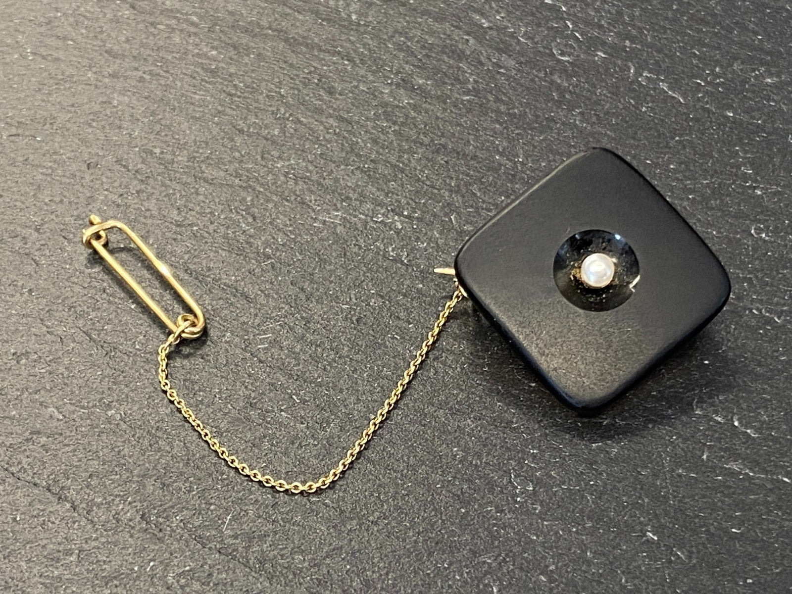 Moderne Brosche aus Onyx Fassung aus Gelbgold 585 14K und kleine Perle