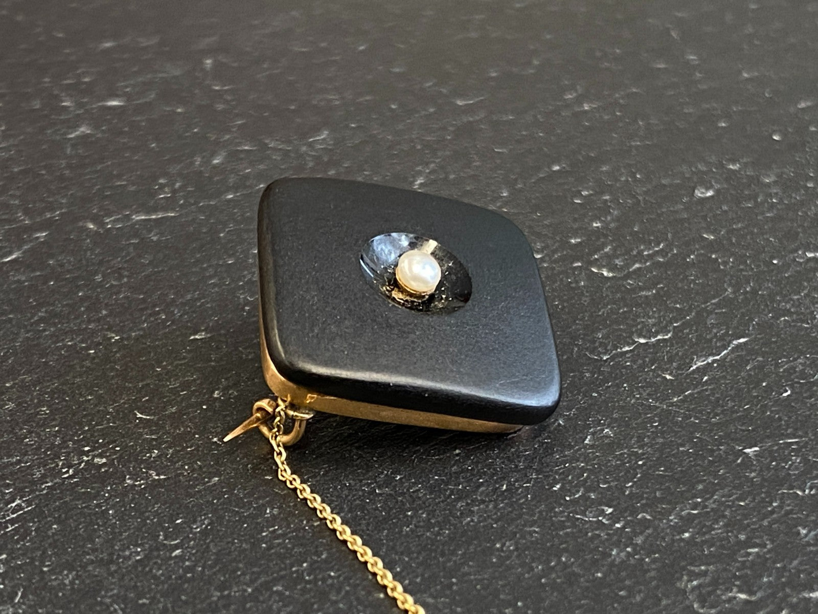 Moderne Brosche aus Onyx Fassung aus Gelbgold 585 14K und kleine Perle