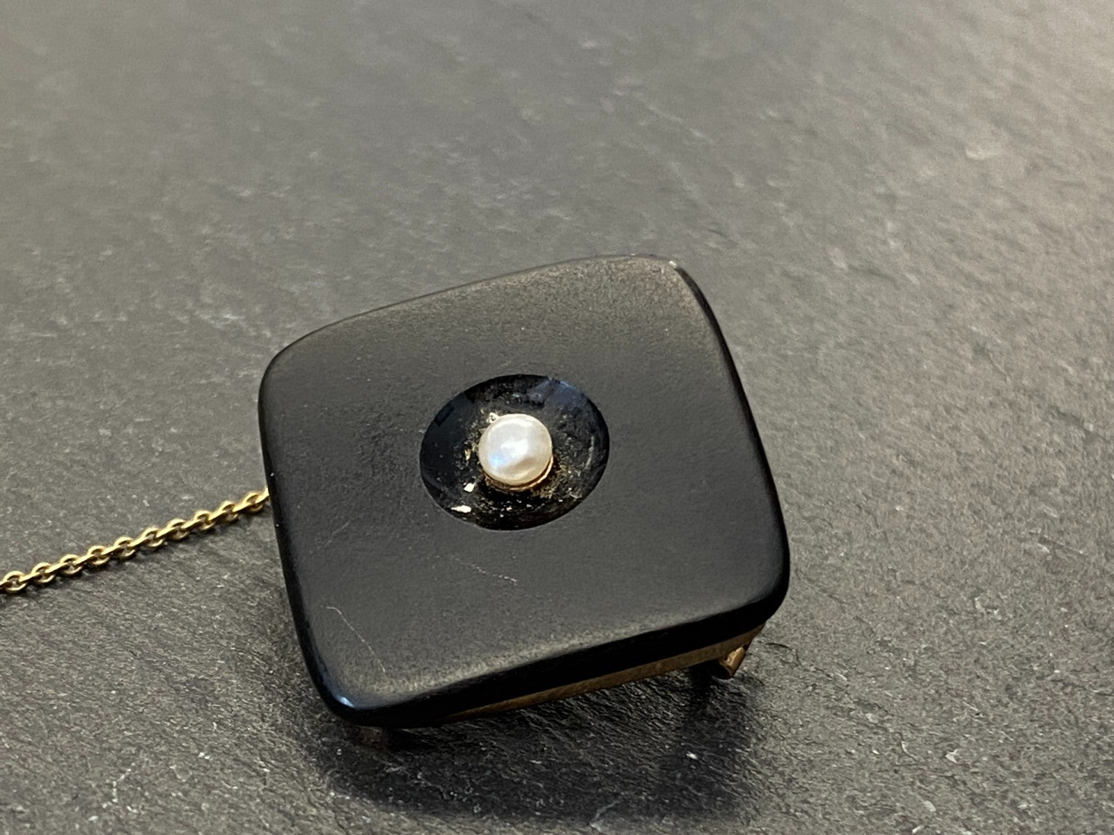 Moderne Brosche aus Onyx Fassung aus Gelbgold 585 14K und kleine Perle