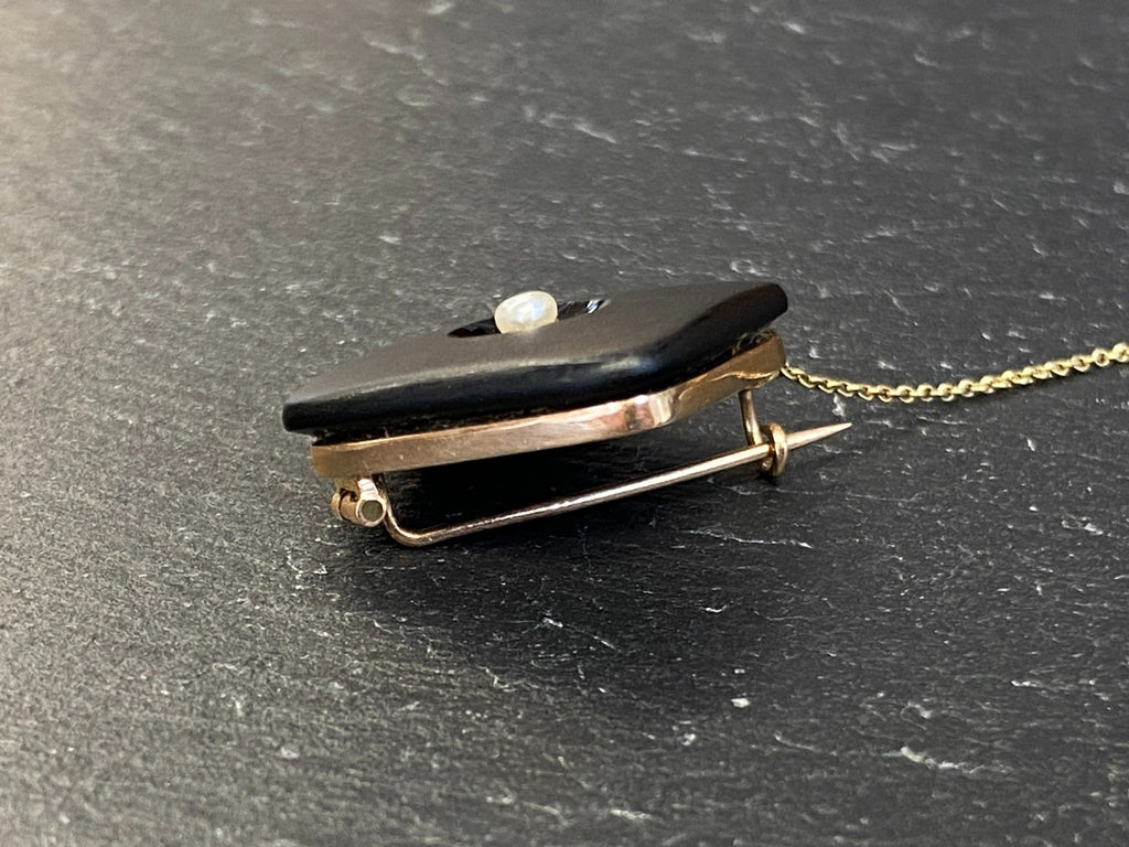 Moderne Brosche aus Onyx Fassung aus Gelbgold 585 14K und kleine Perle