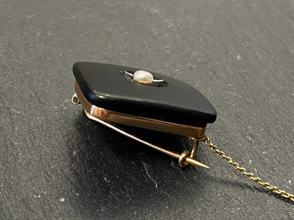 Moderne Brosche aus Onyx Fassung aus Gelbgold 585 14K und kleine Perle