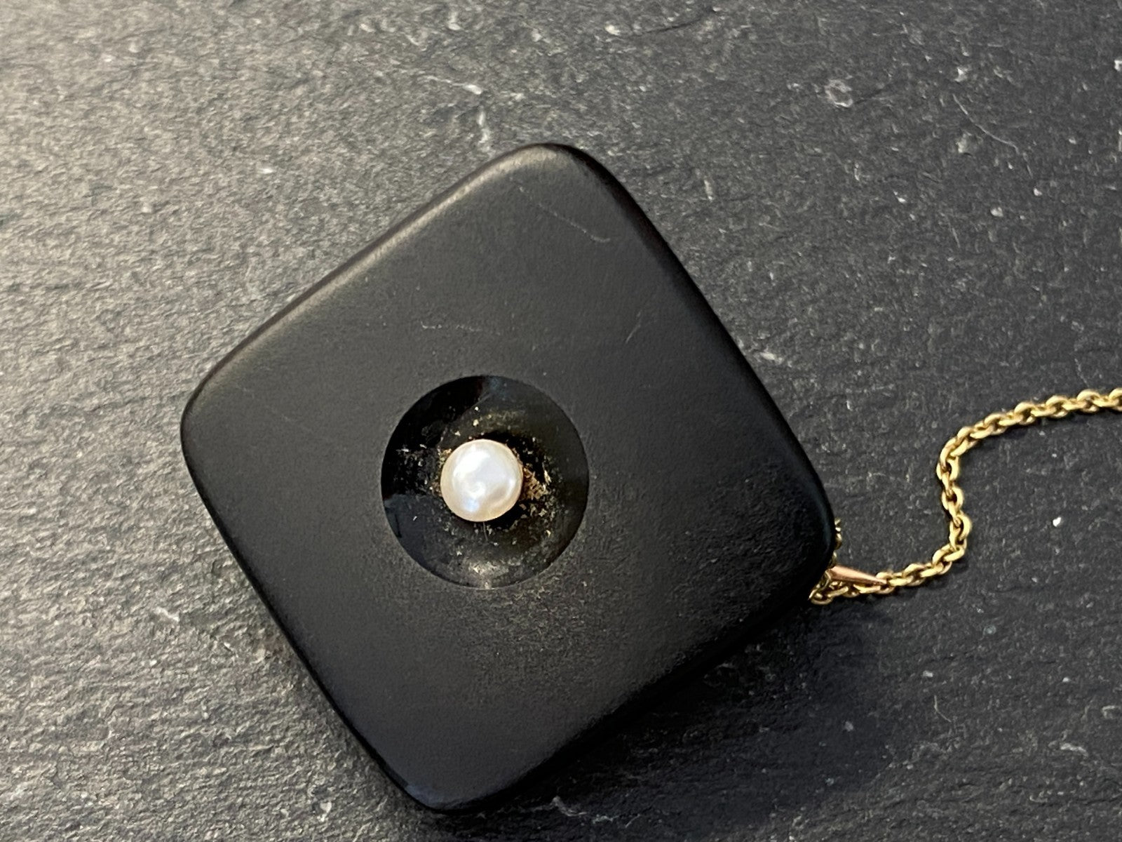 Moderne Brosche aus Onyx Fassung aus Gelbgold 585 14K und kleine Perle