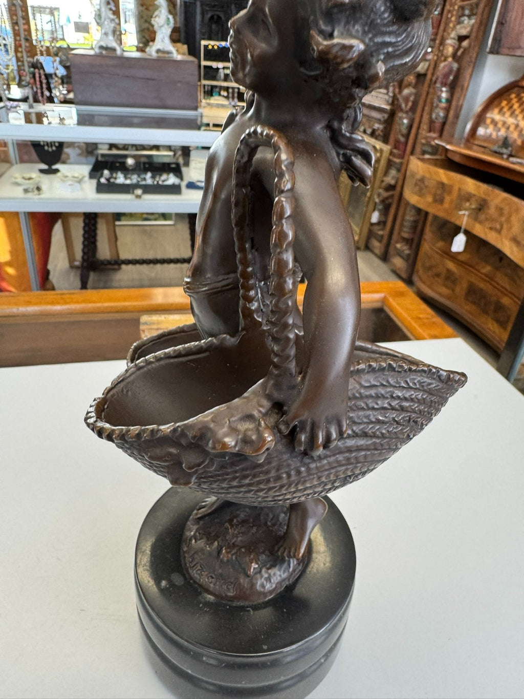 Suzanne Bizard (1873-1963) Bronze Skulptur Mädchen mit Körben